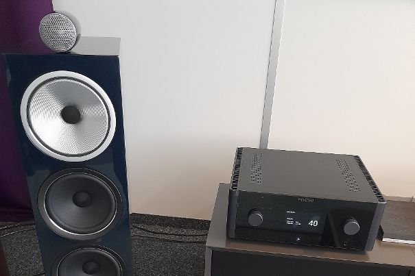 Schönes Gespann: Die Signature 702 von Bowers & Wilkins passt im Farbton Midnight Blue Metallic perfekt zum Michi X5 von Rotel.