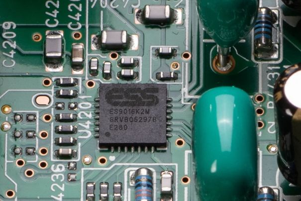 Der DA-Wandler arbeitet mit einem DAC-Chip vom Typ ESS ES9016K2M, der auch DSD-Formate (bis 128) dekodieren kann.