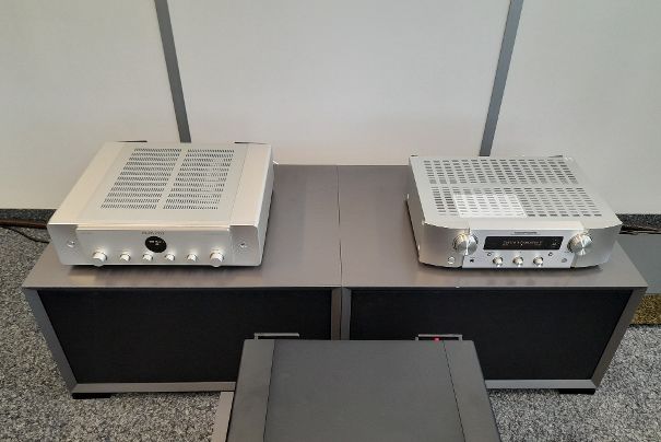 Im direkten Vergleich des Model 40n mit dem PM7000n (rechts) wird der Einstieg in eine neue Design-Ära bei Marantz besonders deutlich.