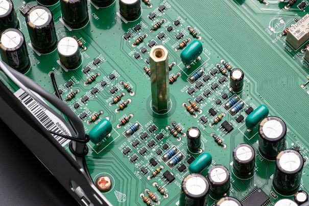 Die Marantz-typischen, diskreten HDAM-Schaltkreise bilden eine hochwertige Alternative zu ICs. Der schaltungstechnische Aufbau des Model 50 ist mustergültig.