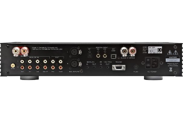 Die Anschlussperipherie des MOON 340i D3P X verfügt über jede Menge an Analog- und Digitaleingängen. Phono MM/MC belegt Analog 3. Über den niederohmigen Vorstufen-Ausgang kann ein zusätzlicher Endverstärker angesteuert werden.