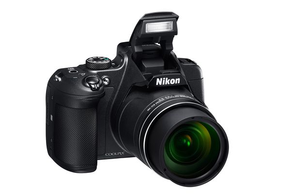 Lange Röhre: Die Nikon Coolpix B700 mit 60-fachem optischen Zoom.