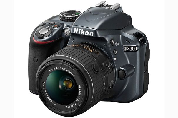 DSLR-Systemkamera Nikon D3300 mit Nikkor AF-S DX 18–55 mm 1:3,5–5,6 G VR II