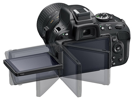 Wie hier an der Nikon D5100 anschaulich illustriert, lässt sich bei beiden Kameras das LCD seitlich um 180 Grad ausklappen und dann um 270 Grad drehen, um Aufnahmen aus jeder Position und auch Selbstporträts zu ermöglichen.