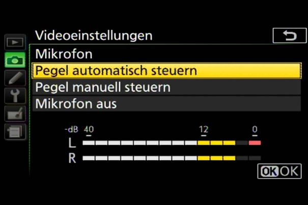 Der Ton lässt sich automatisch oder manuell aussteuern. Eine Buchse für ein externes Mikrofon ist vorhanden, ein Kopfhöreranschluss fehlt.