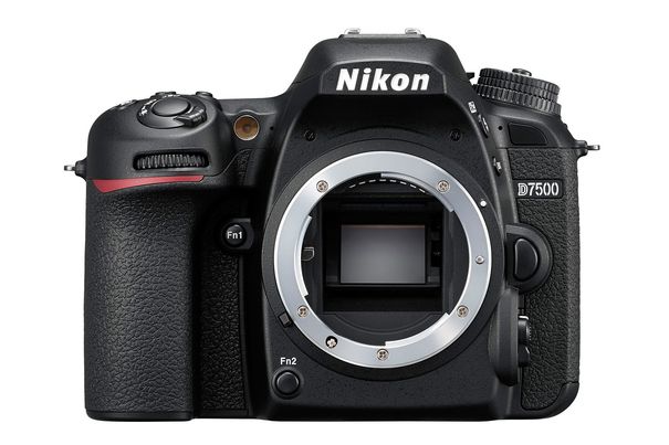 Das Vorbild ist die grosse Schwester: Der APS-C-CMOS Sensor wurde von der Nikon D500 übernommen.
