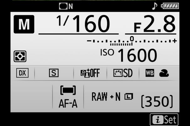 Auskunft per INFO-Taste: Die wichtigsten Foto-Parameter sind hier auf einen Blick erfassbar und können schnell geändert werden.