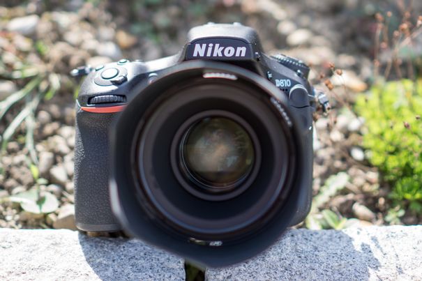 Die Nikon D810 besitzt einen internen Blitz, über den sich auch weitere externe Nikon-Blitzgeräte fernsteuern lassen.