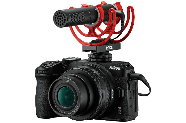 Guter Ton für Vlogger und YouTuber: An der Nikon Z 30 lassen sich Mikrofone via Klinkenbuchse anschliessen.