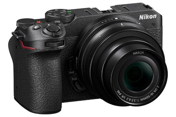 Ideal für unterwegs: Mit dem Nikkor-Objektiv DX 16–50 mm kommt die Nikon Z 30 sehr kompakt daher.