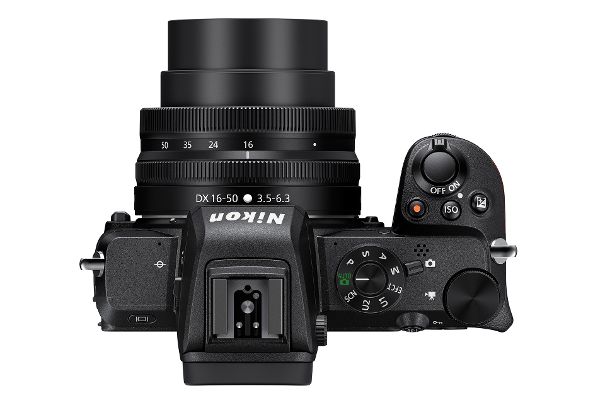 Übersicht von oben: Die Nikon Z 50 lässt sich dank ergonomisch gut platzierter Tasten und Drehräder ausgesprochen komfortabel bedienen. Mit dem tiefen gummierten Griff hält man sie sicher in den Händen.