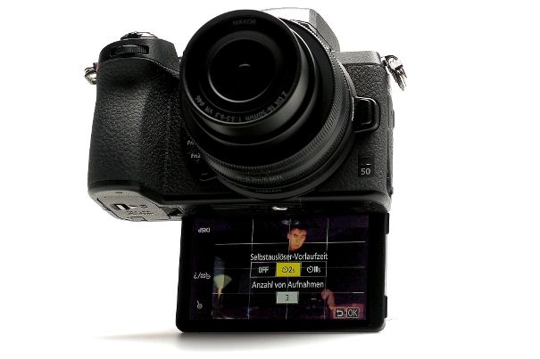 Fehlkonstruktion: Die Nikon Z 50 ist mit nach unten gekipptem Monitor kaum irgendwo sinnvoll zu befestigen, ohne die Sicht darauf zu beeinträchtigen. Zudem werden im Selbstporträt-Modus viele wichtige Einstellungen blockiert.