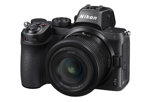 Übersichtliches Layout: Die Nikon Z 5 verzichtet auf das Schulterdisplay der Z 6 und vereint alle oberen Bedienungselemente auf der rechten Seite.