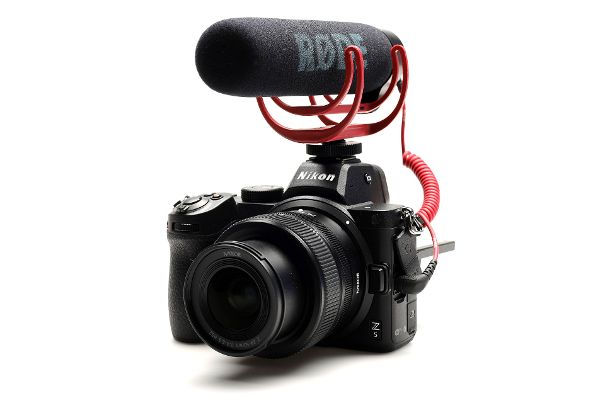 Videoaufnahme: Beim Filmen mit der Nikon Z 5 kann der Ton über ein externes Mikrofon aufgenommen werden. Ein Kopfhöreranschluss zur Kontrolle ist ebenfalls vorhanden.