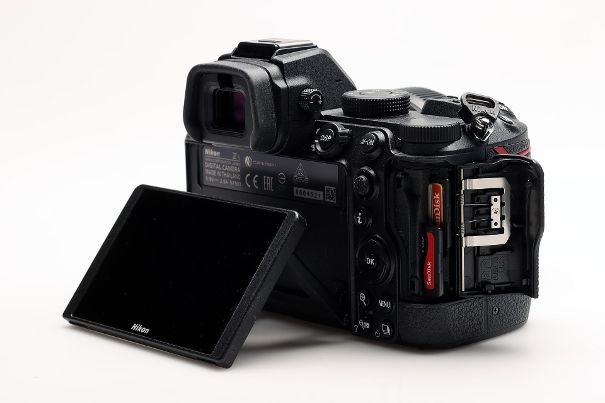 Im Doppel sicherer: Die Nikon Z 5 besitzt gleich zwei Karteneinschübe für herkömmliche SD-Speicherkarten.