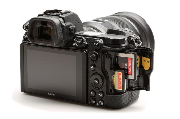 Einsicht gezeigt: Die Nikon Z 6II darf neu neben XQD- oder CFexpress- auch wieder mit den gewöhnlichen SD-Karten bestückt werden.