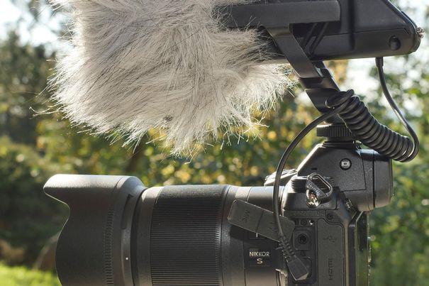VJ-Einsatz: Mit Anschlüssen für externes Mikrofon und Kopfhörer ist die Nikon Z 7 auch für Videofilmer sehr interessant.
