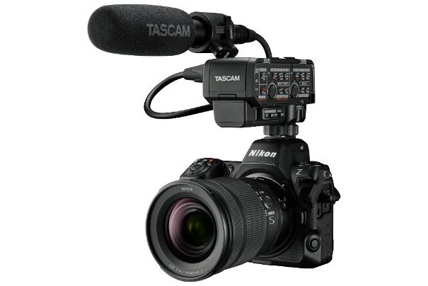 Der Ton ist genauso wichtig wie das Bild: Viele Fremdprodukte, hier ein Tascam Soundadapter mit Mikrofon, lassen sich an die Mikrofon- und Kopfhörerbuchsen der Nikon Z 8 anschliessen.