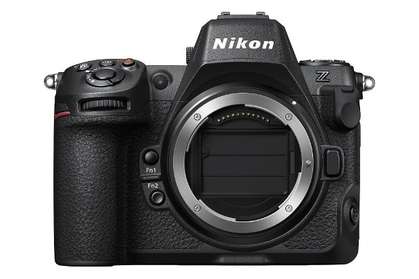Schutzschild: Nein, dies sind keine Verschlusslamellen, sondern die automatische Sensor-Abdeckung der Nikon Z 8, die vor Staub und Beschädigung schützt, sobald die Kamera ausgeschaltet wird.