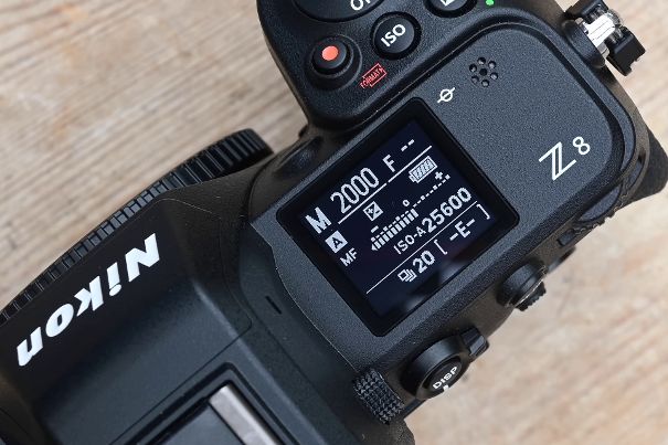 Kontrolle von oben: Das Schulterdisplay der Nikon Z 8 zeigt die wichtigsten aktuellen Einstellungen an. Das «F–-» im Display rechts oben weist auf das fehlende Objektiv an der Kamera hin.