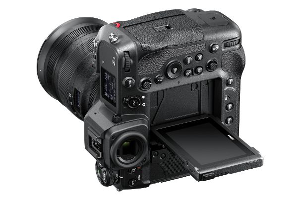 Ausgefeilte Mechanik: Der Bildschirm der Nikon Z 9 lässt sich bei vertikaler Kamerahaltung auch vertikal aufklappen.