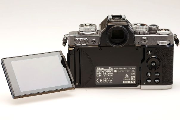 Erstmalig an einer Nikon Kamera: Der Bildschirm der Z fc lässt sich seitlich ausklappen und drehen.