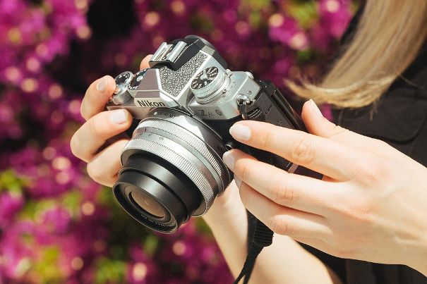 For Oldies & Trendies: Die Nikon Z fc ist eine kompakte Kamera für unterwegs und möchte sowohl Retrofans wie hippe Selfie-Fans, Vlogger und Youtuber ansprechen.