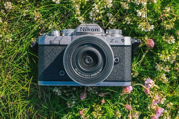 Innere Werte: Äusserlich macht die Nikon Z fc auf retro, im Innern arbeitet moderne Fototechnik wie Augen-Autofokus und Tiererkennung.