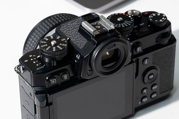 Zu modern? Bei der grünen Vollautomatik und dem PASM-Programmwahlschalter der Nikon Z f scheiden sich die Retro-Geister.