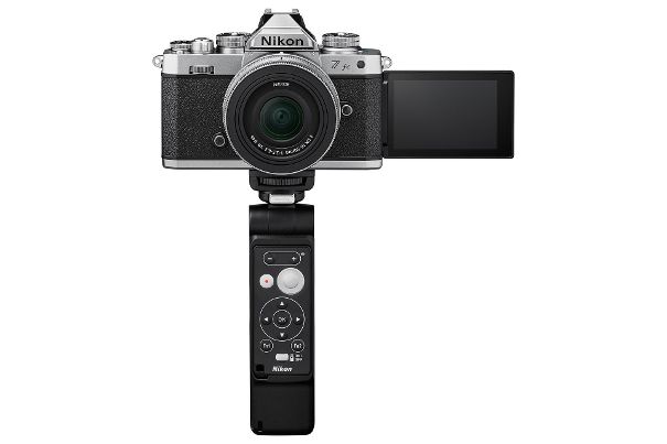 Die Fernbedienung des Vlogging-Kits der Nikon Z fc lässt sich im Handgriff unterbringen und ermöglicht eine komfortable Steuerung der Kamera.