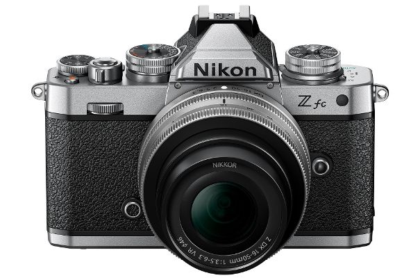 Nikon Z fc: Die Kamera im APS-C-Format verbindet Design und Bedienung analoger Spiegelreflexkameras wie der Nikon FM2 mit den digitalen Funktionen der spiegellosen Z-Serie.
