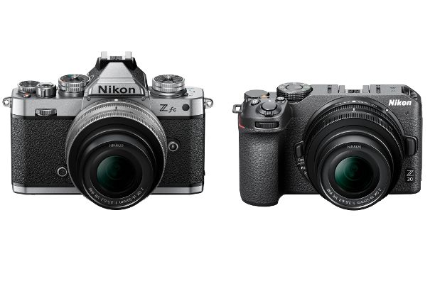Oben ohne: Gegenüber der Nikon Z fc (links) fehlt der Nikon Z 30 der typische Sucheraufsatz auf der Kameraoberseite. Die Drehrädchen wurden bündig eingelassen und stehen kaum vor.