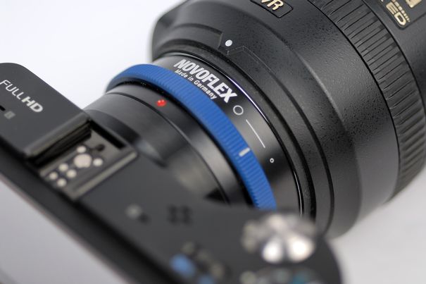 Mit einem Adapter, wie dem abgebildeten NX/NIK von Novoflex, lassen sich fremde SLR-Objektive auf der NX200 verwenden. Für Objektive ohne Blendenring wie die Nikon G-Nikkor-Objektive kann am Adapter die Blende stufenlos verstellt werden (s. Kreissymbole).