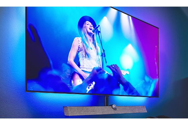 Das vierseitige Ambilight kommt bei der Wandmontage des OLED+935 visuell am Besten zur Geltung.