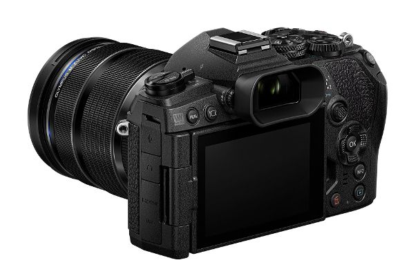 Direkter Zugriff: Über die vielen Räder, Knöpfe und Funktionstasten lässt sich die neue Olympus OM-D E-M1 Mark III schnell und gezielt einstellen. Neu ist ein Joystick rechts oberhalb der Cursortasten hinzugekommen.