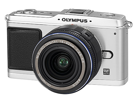 Olympus Pen E-P1 in Silber mit angesetztem Standardzoom 14-42mm, dessen Brennweite einem 28-84mm bei Kleinbild entspricht.