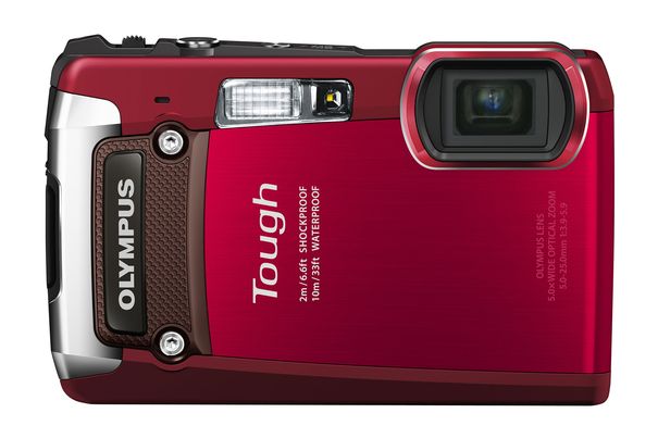 Das Gehäuse der Olympus TG-820 wirkt flach und ist mit 2 Meter Fallhöhe überdurchschnittlich robust. Die Kamera gibt es in den vier Gehäusefarben Blau, Rot, Silber und Schwarz.