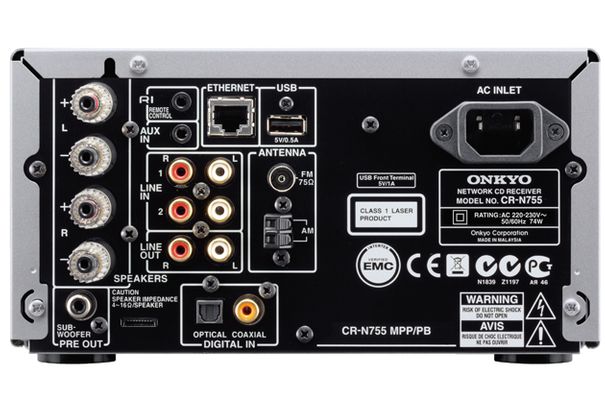 Gut verarbeitet: Die Anschlüsse des Onkyo CR-N755 sind in hoher Vielzahl und Qualität vorhanden.