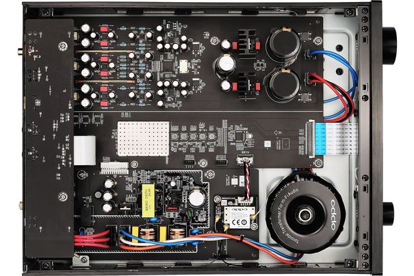 Das Innenleben des Sonica DAC ist akkurat und blitzsauber gestaltet. Auffällig ist das satt dimensionierte Linearnetzteil mit grossem Ringkerntrafo.