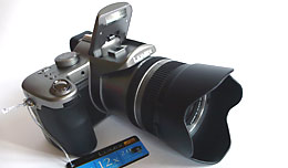 Dominiert durch das Leica-Objektiv machen ihre Masse Eindruck: Die Panasonic DMC-FZ50 liegt gut in der Hand.