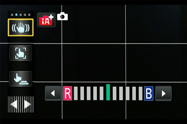 Sorgloses Filmen im intelligenten Automatikmodus funktioniert erstaunlich gut. Etwas mehr Eingriffsmöglichkeiten bietet der Automatik-Plusmodus. Hier lassen sich Helligkeit und Rot/Blau-Farbanteile manuell anpassen.