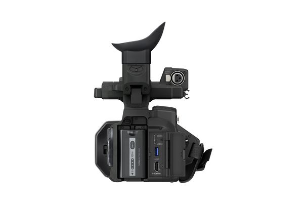 Schöner Rücken: XLR-Buchse für externes Mikrofon, unter dem hochgeklappten Sucher der wuchtige Akku, rechts daneben HDMI und USB 3.0 Anschlüsse.