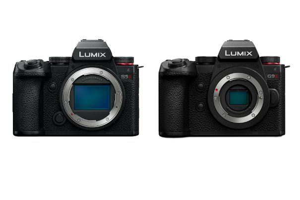 Identisch verpackt: Die Panasonic Lumix G9 II (rechts) sitzt im gleichen Gehäuse wie die Vollformatkamera S5 II. Deutlich sind die unterschiedlichen Sensorgrössen zu erkennen.