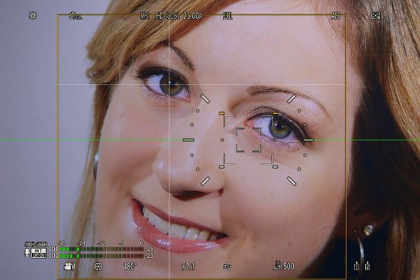 Schau mir ins Auge: Das Gesicht wird mit einem gelben Rahmen, das Auge mit einem weissen Fadenkreuz markiert und das ursprüngliche Fokusfeld beim linken Auge ignoriert.