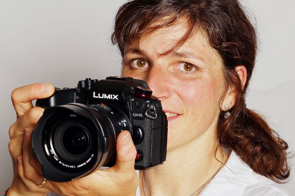 Hybridkamera: Die Panasonic Lumix GH6 wurde auf Video getrimmt, beherrscht das Fotografieren jedoch beinahe genauso gut.