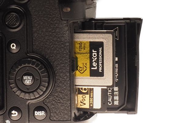 Schnelle Karten für höhere Videoqualität: Die Panasonic Lumix GH6 besitzt einen CFexpress- und einen SD-Karteneinschub.