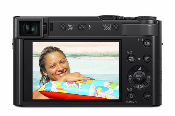 Kompakte Kamera mit Sucher: Die Lumix TZ202 besitzt neben dem fest eingebauten Touchscreen einen kleinen elektronischen Sucher mit 2,3 Millionen Bildpunkten Auflösung. Die hinteren Bedienungsknöpfe sind etwas klein geraten.
