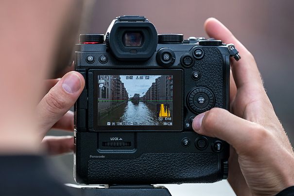 Hochauflösend: Die Panasonic Lumix S5 mit optionalem Batteriegriff auf Stativ im 96 Megapixel High-Resolution-Modus.