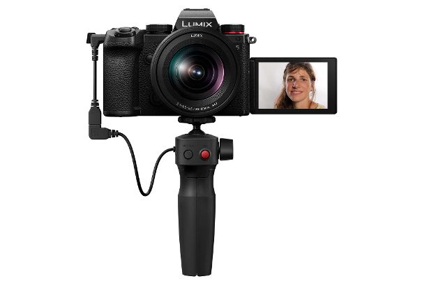 Kein Gewichtheben mehr: Die Panasonic Lumix S5 ist kompakt und einiges leichter als die S1-Kameras und damit ideal für Vlogger und YouTuber geeignet. Hier mit dem optionalen Stativgriff SHGR1 abgebildet.