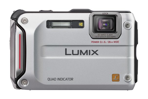 Die besonders robuste Lumix FT4 ist das Topmodell von Panasonic und bietet die umfangreichste Outdoor-Ausstattung im Test. Sie besitzt eine LED-Leuchte, die neben dem Blitz nahe Objekte während des Filmens und Fotografierens beleuchten kann.